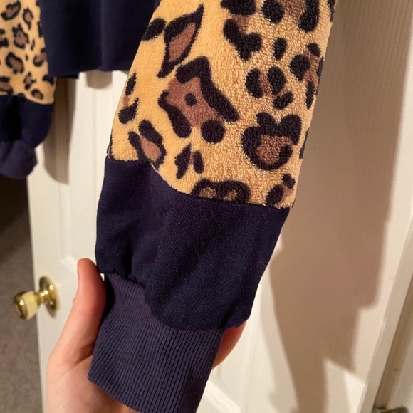 💙long sleeve cheetah print cropped shirt💙 - Picture 2 of 3